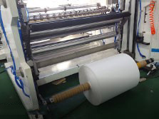 Sistema automático de descarga de rollos para la eliminación de rollos terminados del eje de rebobinad