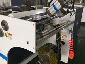 Dispositivo de oscilación de rebobinado para producir rollos de alta calidad